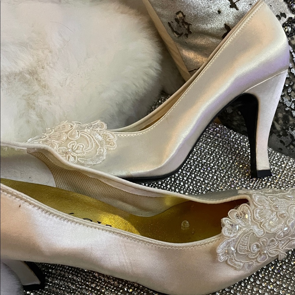 Elegant white Heels with Embroidered Detail